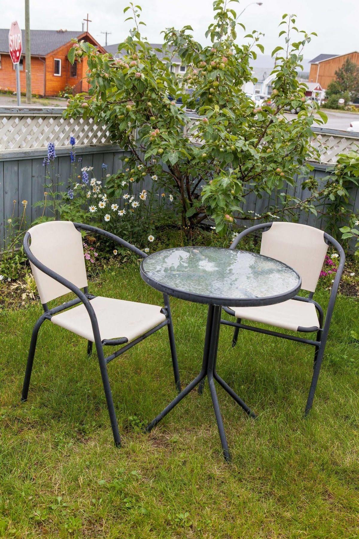 Midnight Sun Inn Whitehorse Eksteriør billede